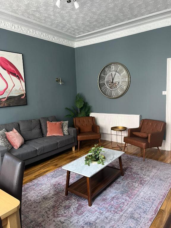 3BR Apt Near Ibrox Subway Sleeps 7 and Parking, Glasgow