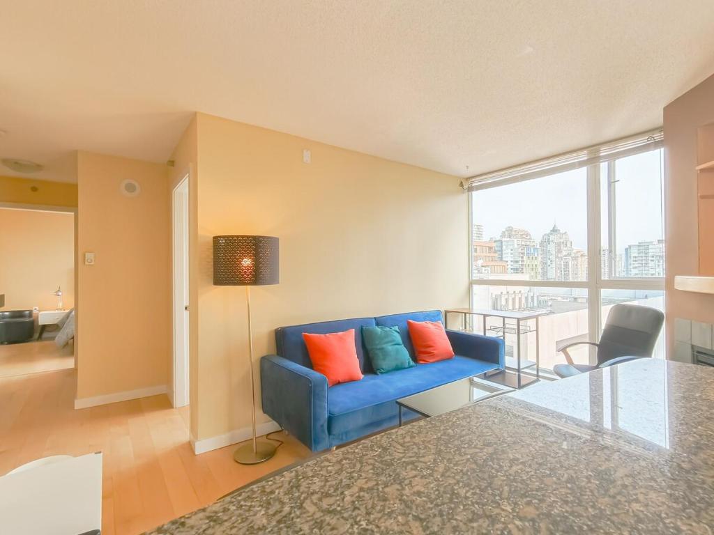 DT Condo Nice View 2 BDR & Bath at Robson Square, Vancouver