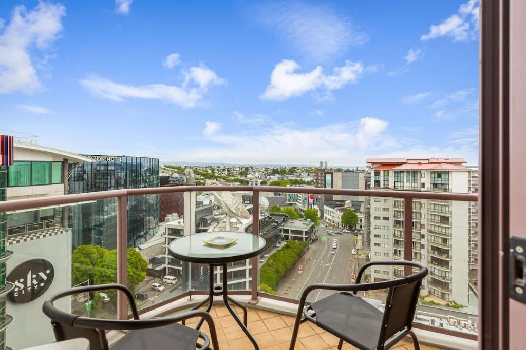 Central CBD Apt, Balcony & Parking by Zodiak Stays, Auckland