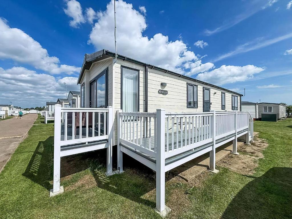 Stunning 6 Berth Caravan, Close To The Beach In Suffolk Ref 68067Cr, Lowestoft