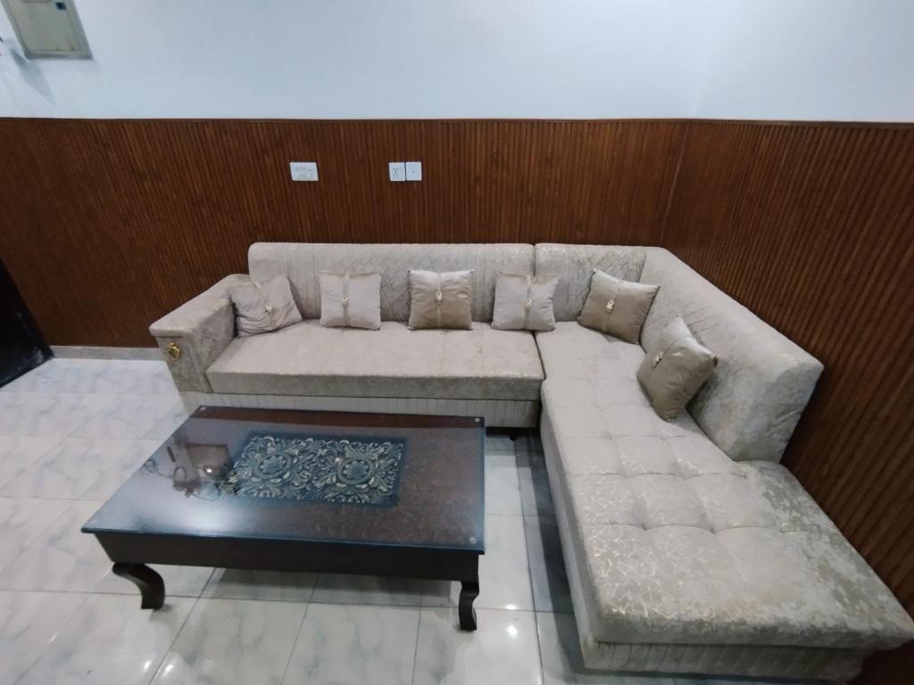 Rest and stay, Karáčí