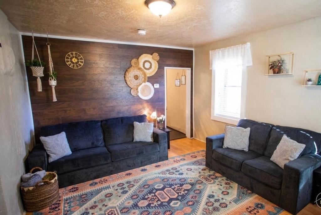 The Red Door Wanderers Nest, Historic Downtown Gem, Williams