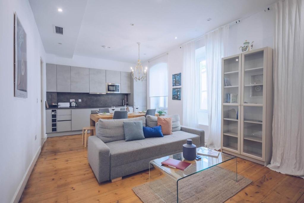 Eclectic 2BR with shared terrace perfect getaway, Gibraltar