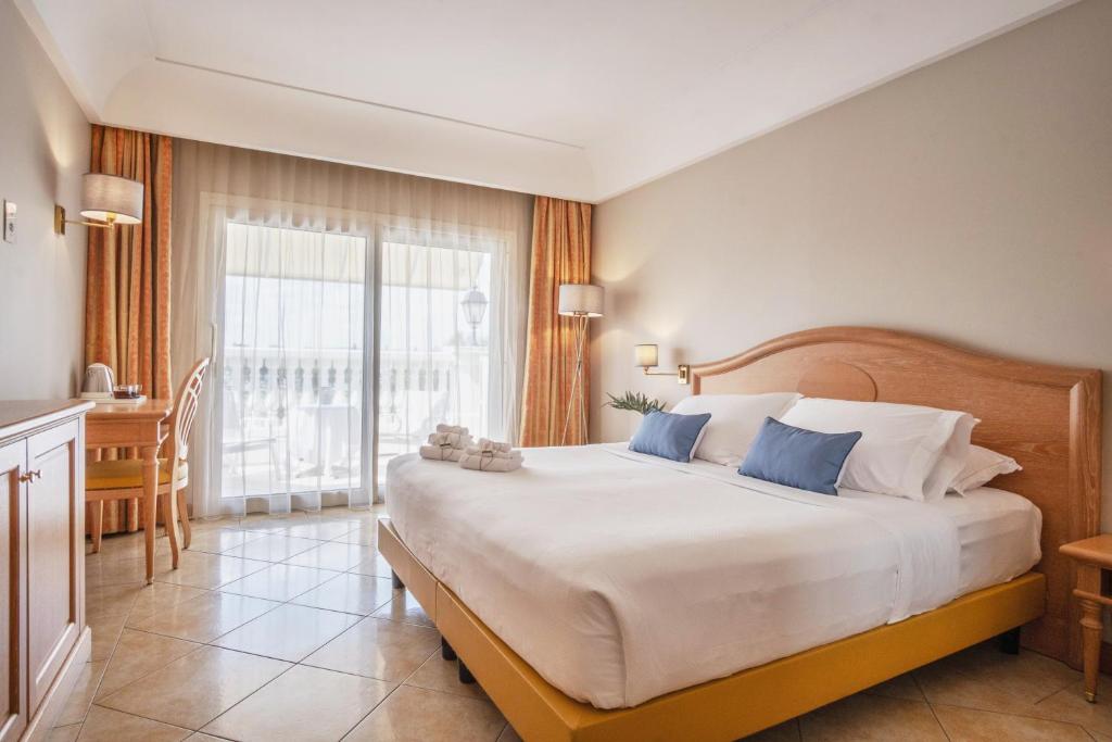 Palace Hotel Desenzano — Hotel rooms in Desenzano del Garda, Lombardy