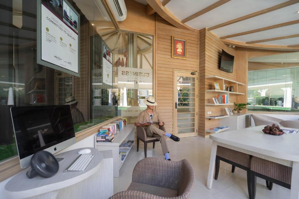 Shared lounge/TV area