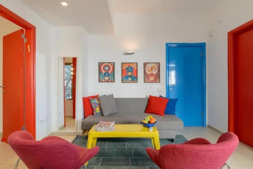 ART style apt steps from Hilton beach Tel Aviv, Tel Aviv