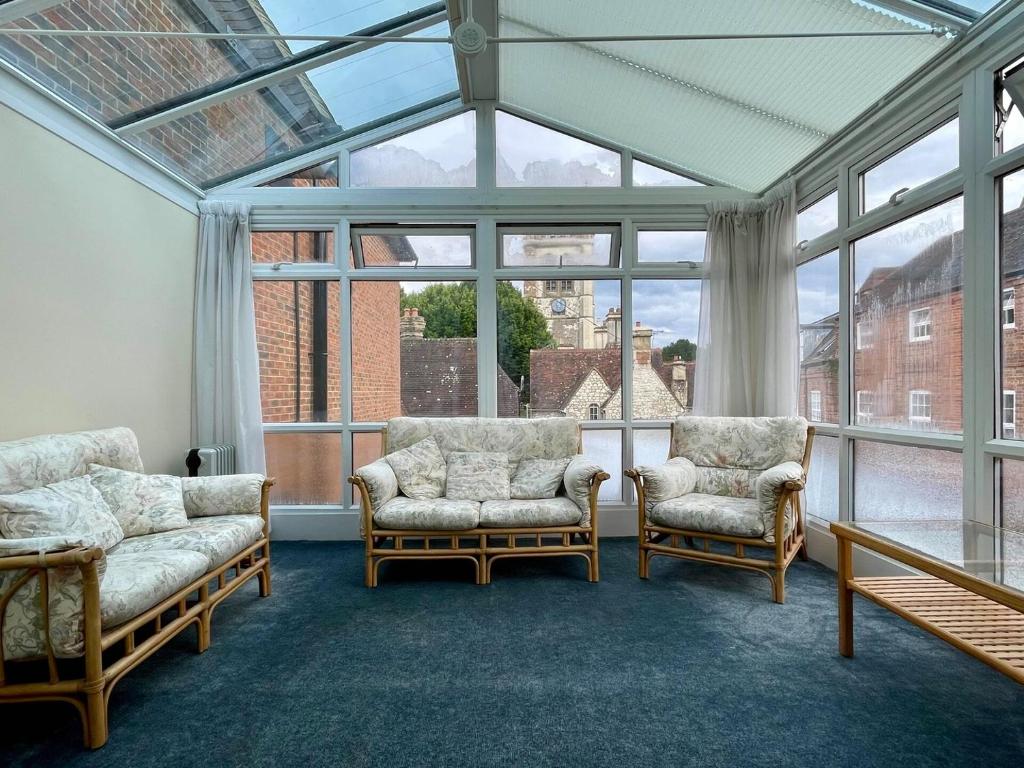 Farnham Haven: Unique Home with Courtyard, Farnham