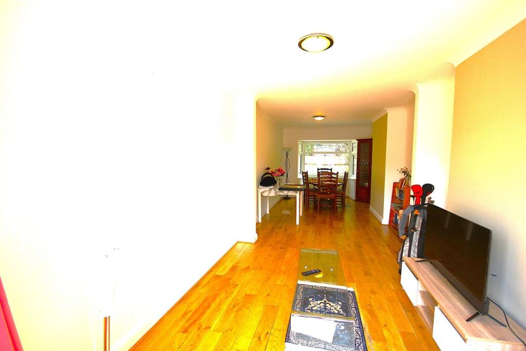 3 Bed Family House and Garden, Hanworth