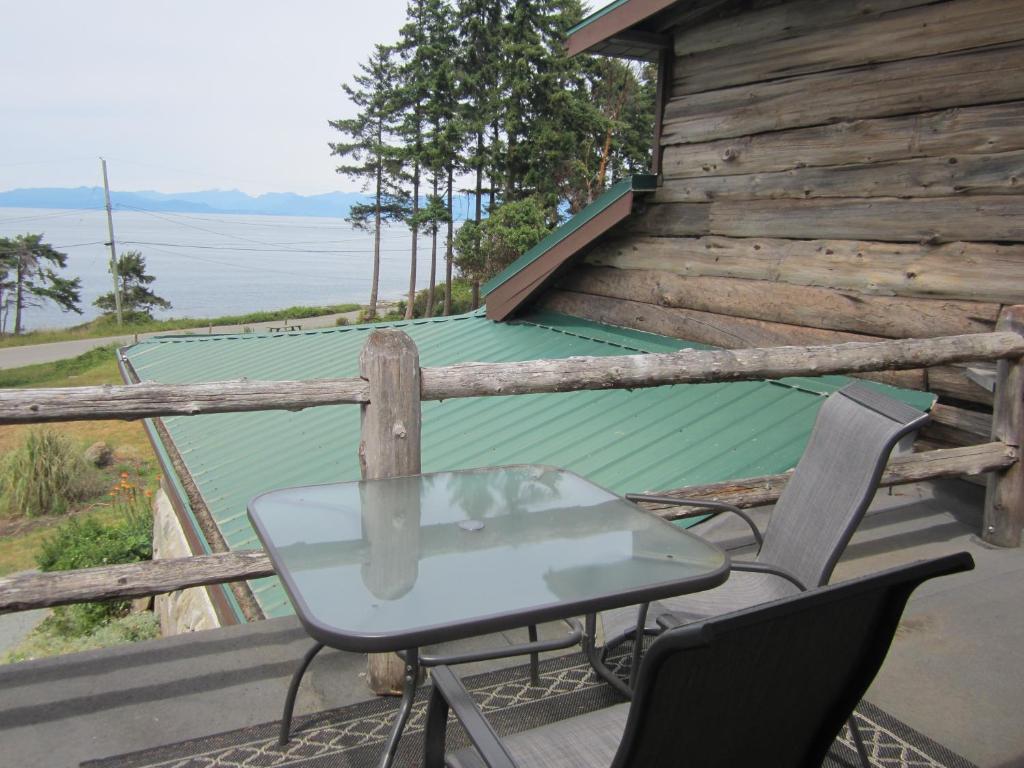 The Surf Lodge and Pub photo