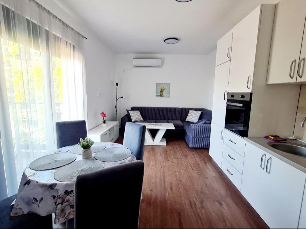 Helen Lux Apartments - 3