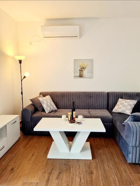 Helen Lux Apartments - 4