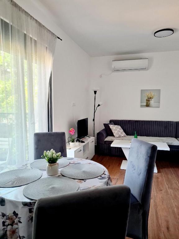 Helen Lux Apartments - 5