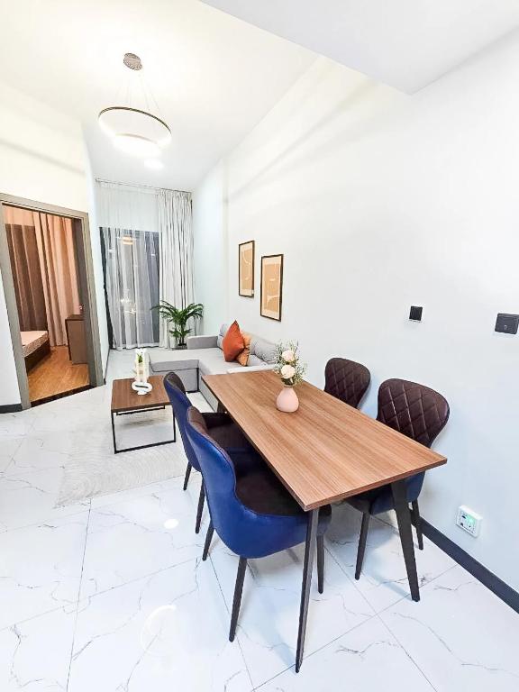 Daraqa - Modern 1BR Apartment in Peaceful Dubai Land, Dubaï