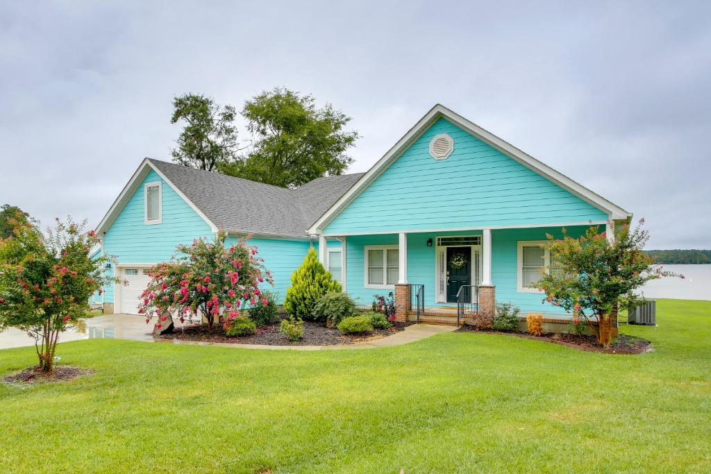 Lakefront Home with Hot Tub and Dock in Cross Hill!, Cross Hill