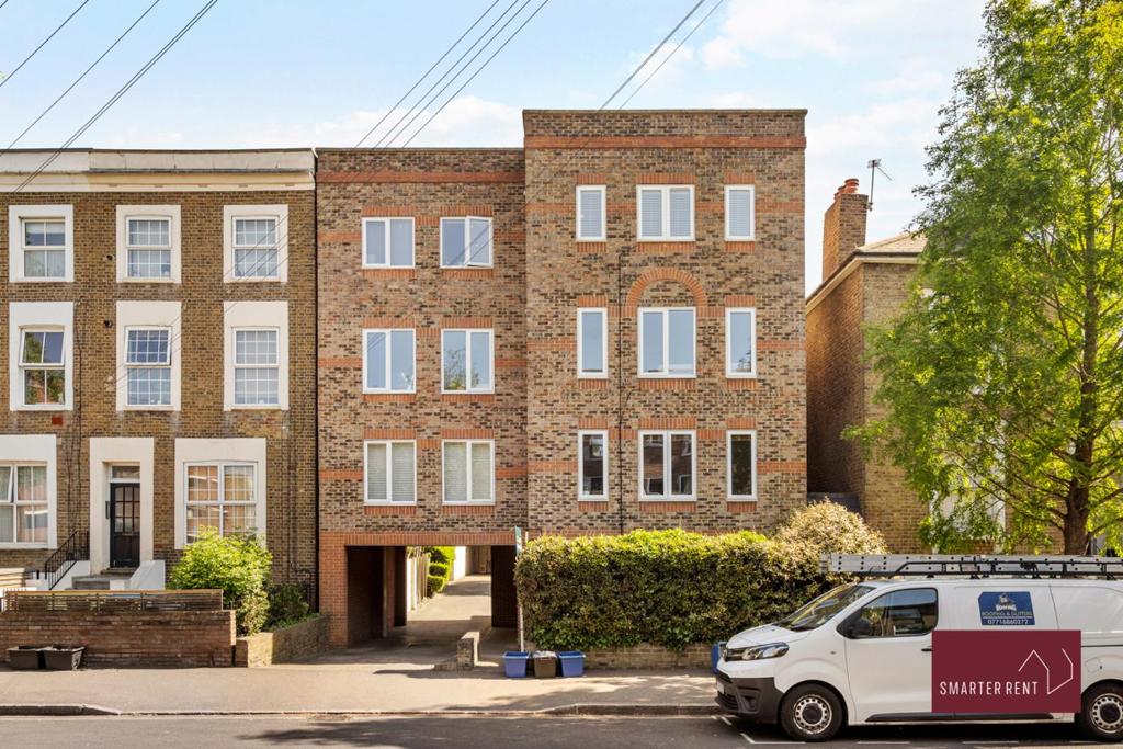 Twickenham - One Bedroom Flat - With Parking, Twickenham
