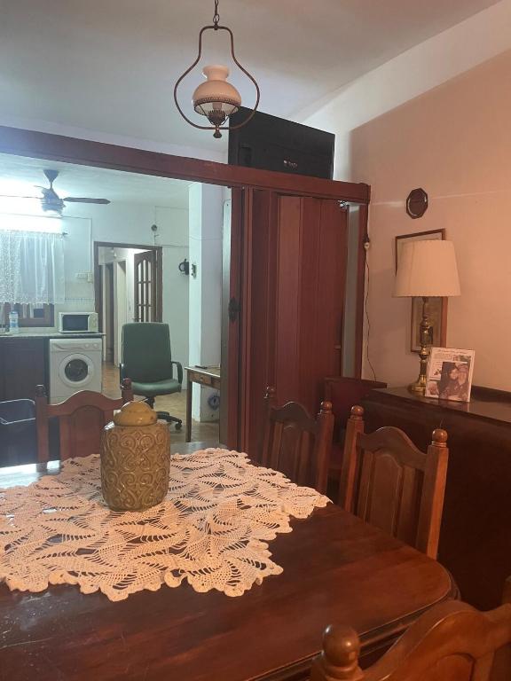 Casa Céntrica de 2 Habitaciones con Patio y Parrilla - 5