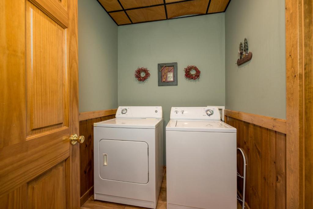 Scenic Mountain View by American Patriot Getaways, Hatchertown