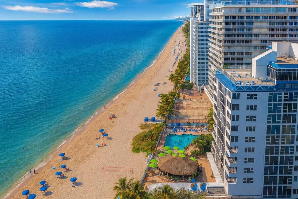Relaxing Beach Escape - Oceanfront Pool and Tiki, Fort Lauderdale