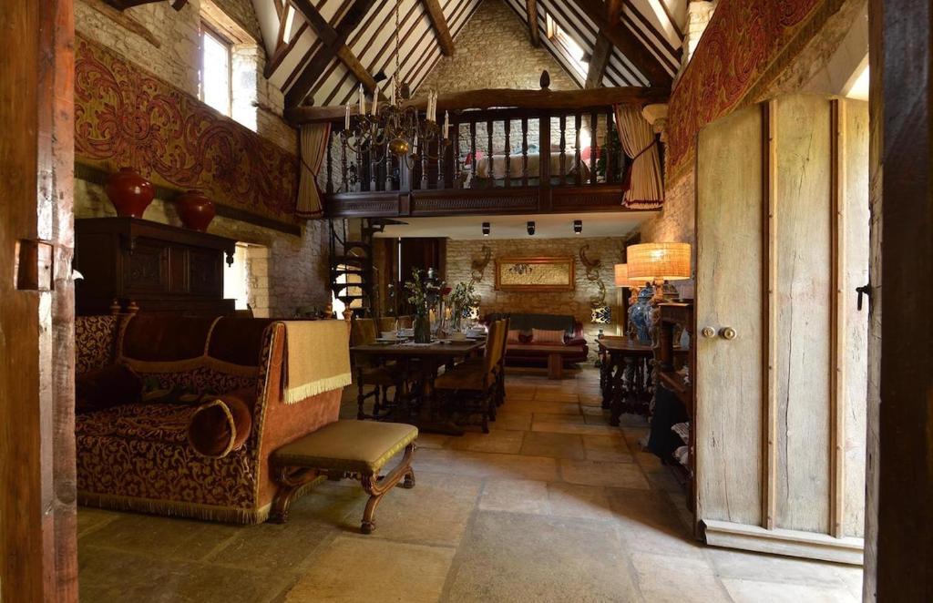 Chandlers, fabulous great hall in the heart of Castle combe, Castle Combe