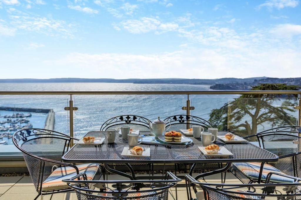 A4 Masts Tree Tops, Torquay