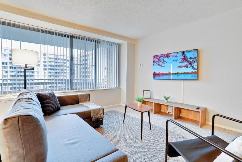 Elegant Apartment w Views at Crystal City, Arlington