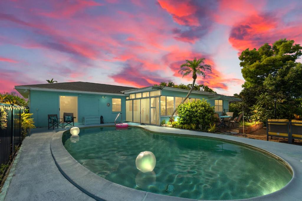 New Private Pool - Near Ami - Img - Piano, Bradenton