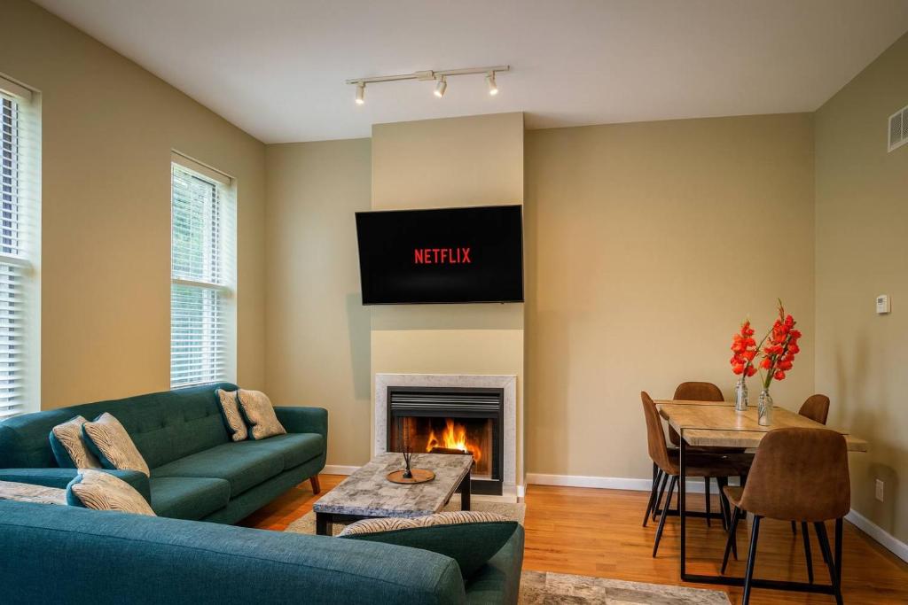 Stylish 2BR Apartment with Private Balcony near Soulard, Soulard