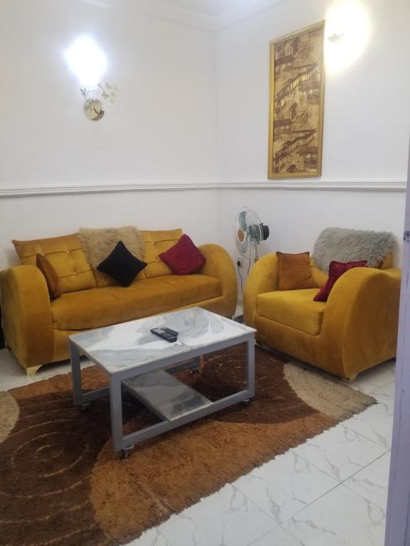 Service Apartment, Mama