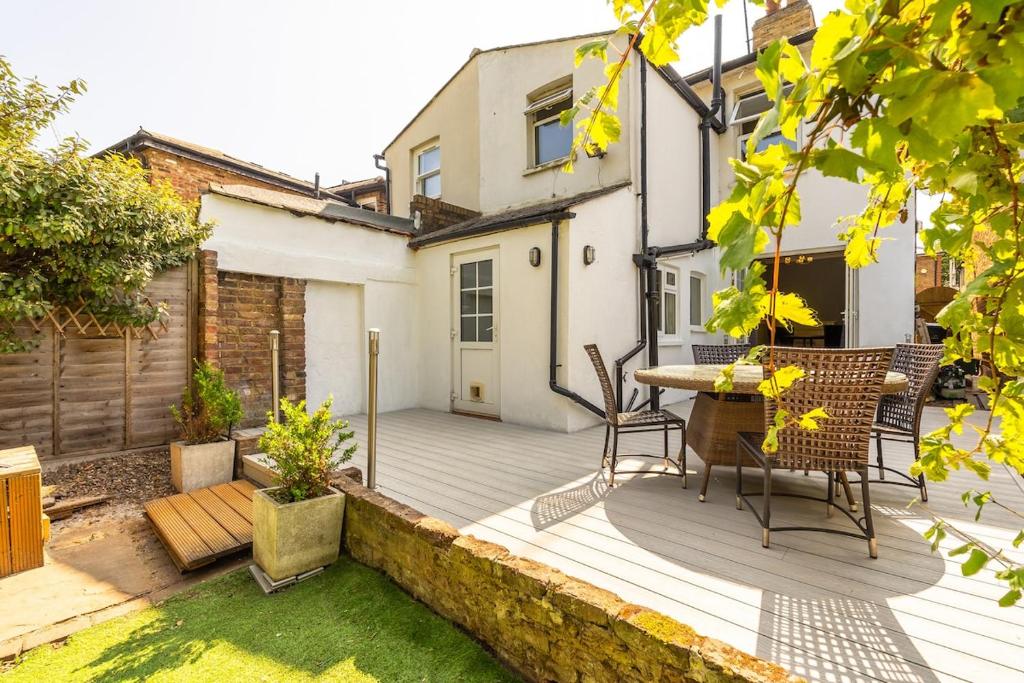 Charming 3BR Victorian House with Parking - 10 Mins to Kingston, Kingston upon Thames