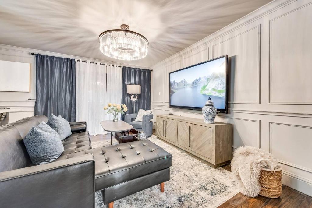 Elegant One-bedroom Suite With On-site Jacuzzi, Dallas