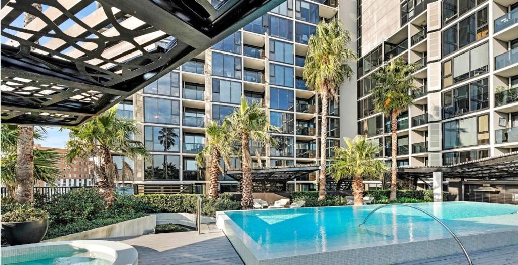 Modern 2BR, Gym & Parking, Melbourne