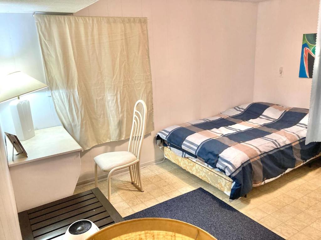 Studio Suite with private Living room at semi-basement, Vancouver