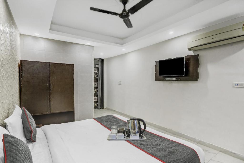 Collection O AP Grand, Noida