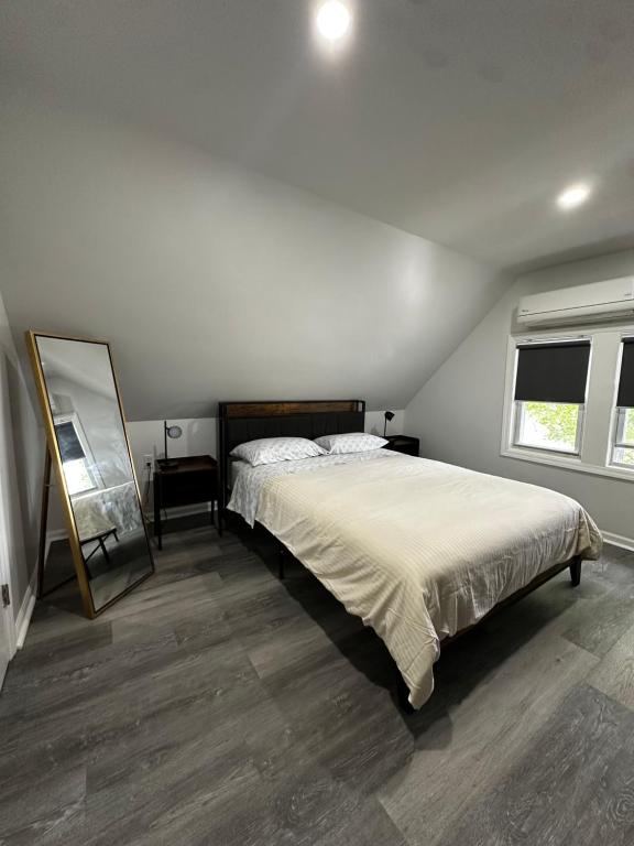 Modern & cozy Room in Queens near Train station and buses, Woodhaven