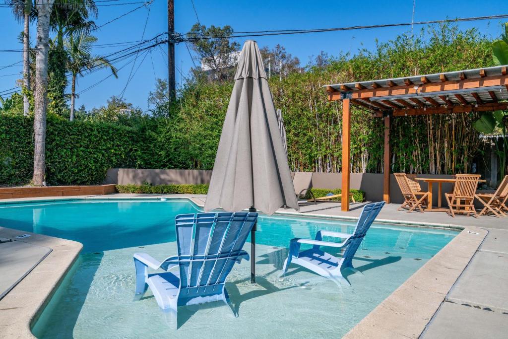 Modern Pool house with hot tub and relaxing backyard, Long Beach