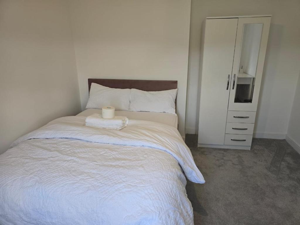 A spacious double room in a lovely home in Wakefield, Wakefield