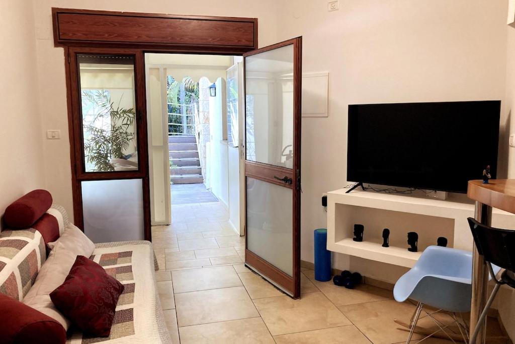 Elinor's Secret Suite, Kefar Rosh HaNiqra