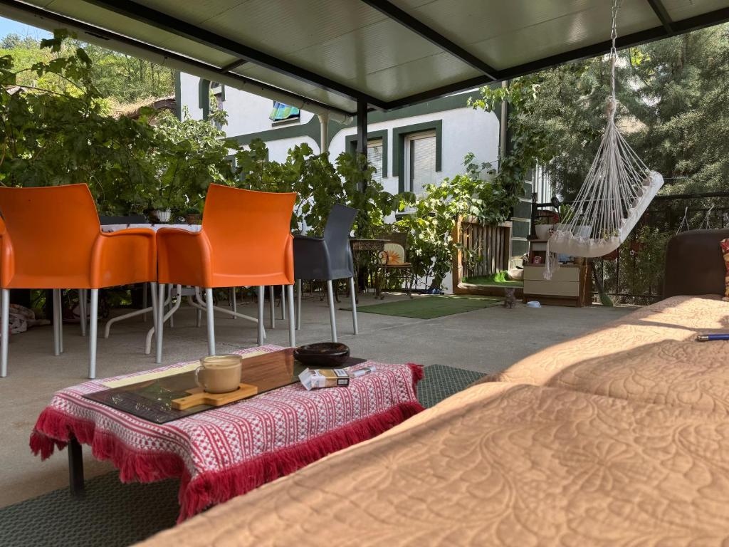 Adem's Cozy Terrace Retreat, Скопье