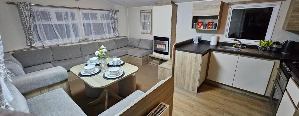 Large View 11, Tattershall