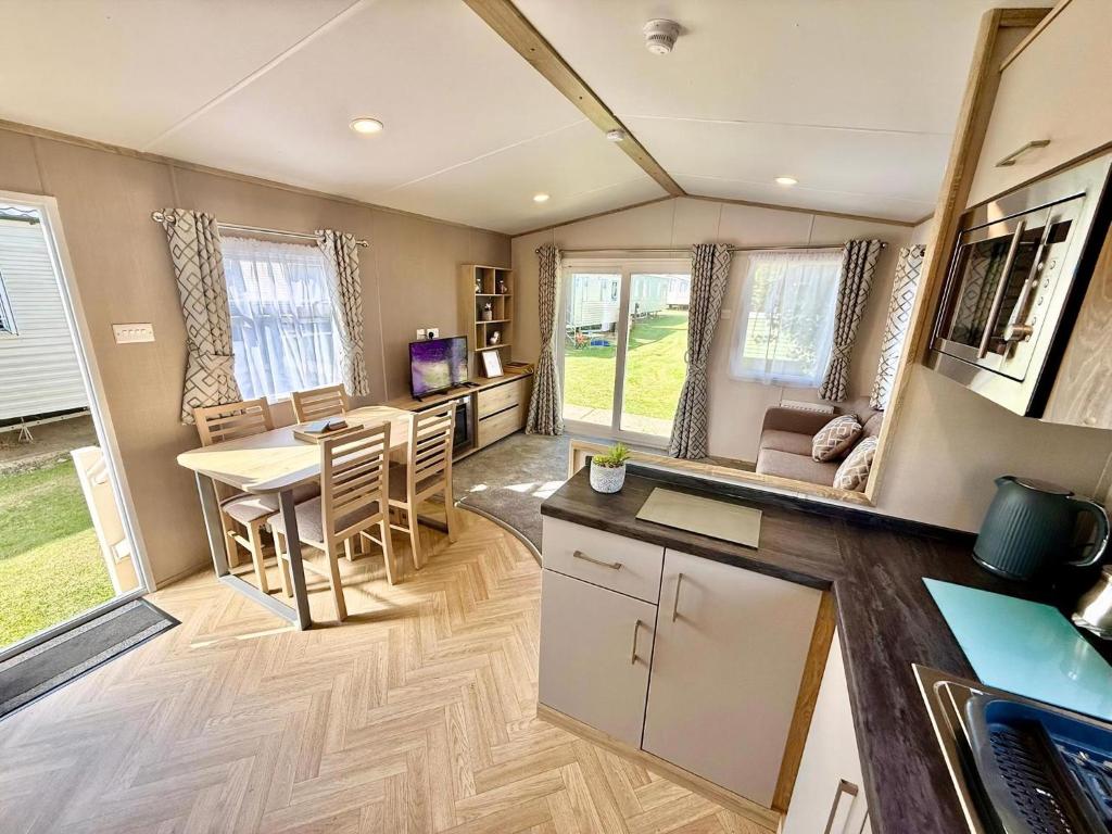 8 Berth Caravan For Hire Near Clacton-On-Sea In Essex Ref 26281E, Clacton-on-Sea