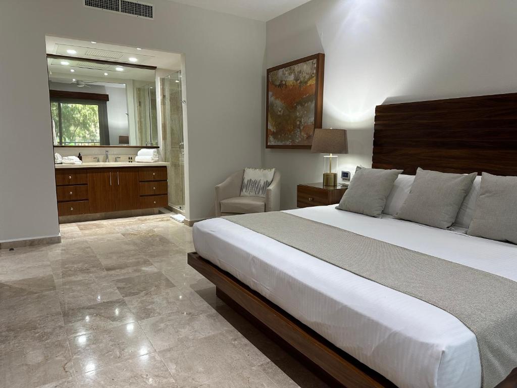 One Bed 2 Bath, at Playa Royale Condo 3102, Free WIFI - 1