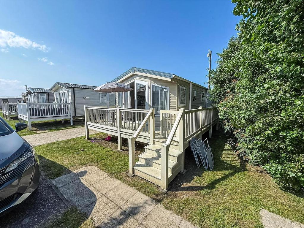 Lovely 8 Berth Caravan With Decking And Nearby Scratby Beach Ref 50005A, Great Yarmouth