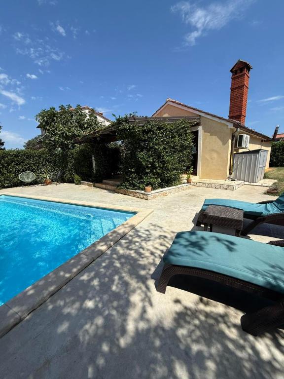 Rustic house with private swimming pool, Pula