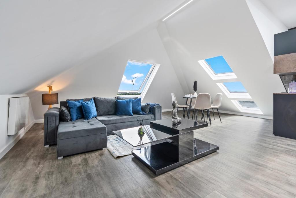 Luxury Top Floor Apt Free Parking, Uxbridge