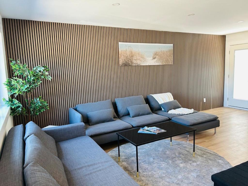 Castle BNB 2025, Gibsons