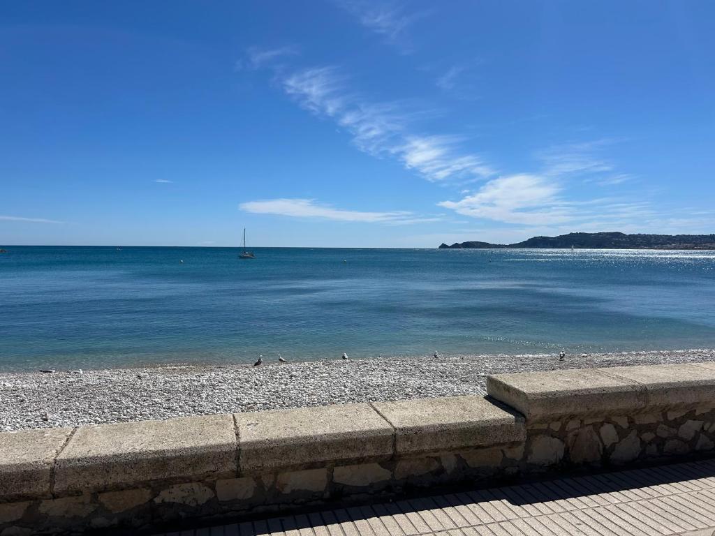 Duplex with spacious terraces and stunning sea views, right next to the beach - 2