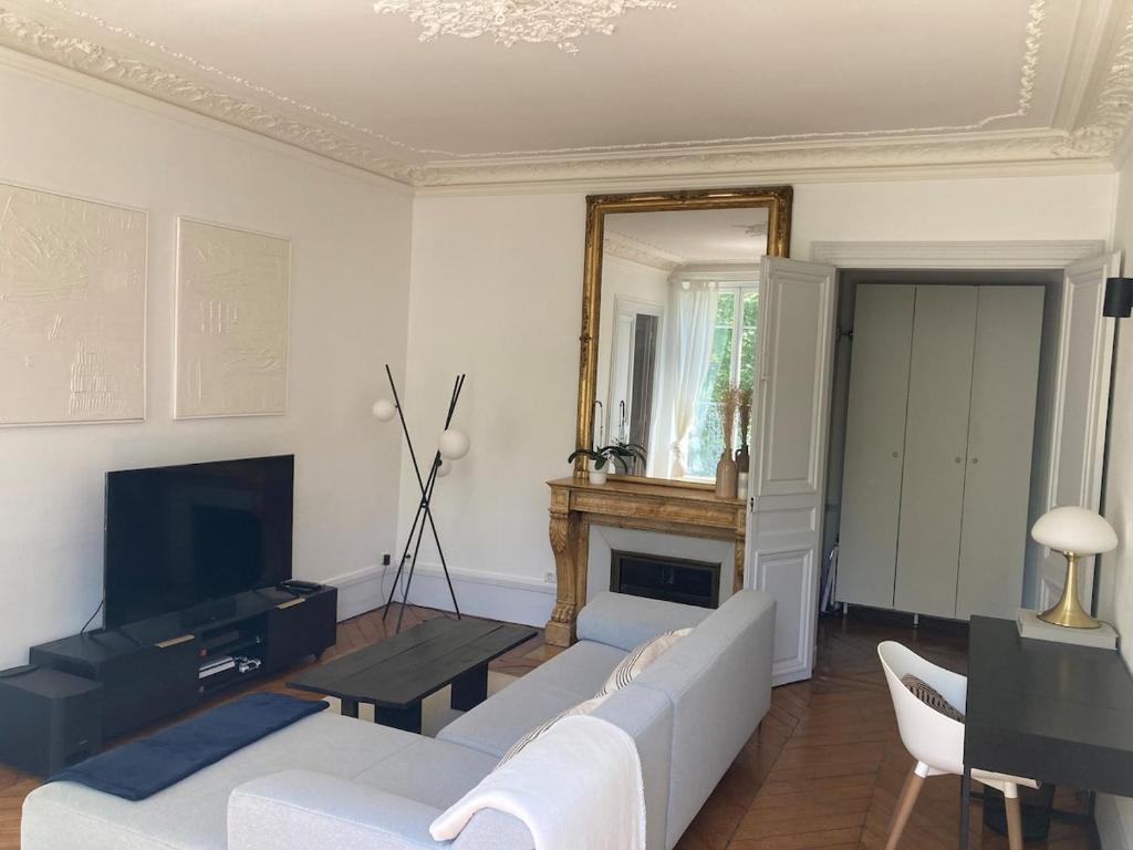 Very charming Haussmannian apartment with balcony - 3
