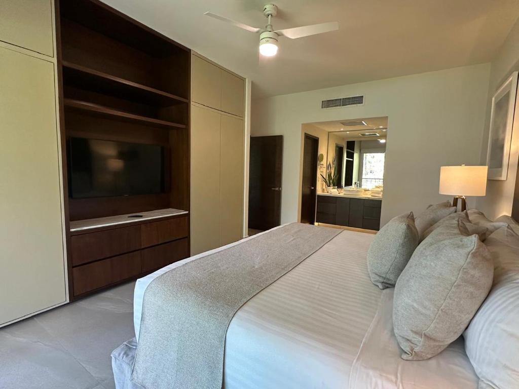 Playa Royale One Bedroom and 2 bathrooms Condo 4202 - 2