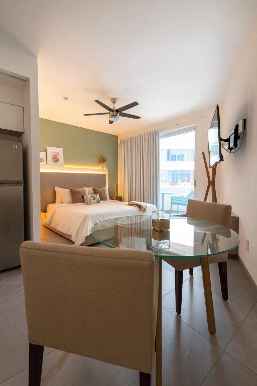 Large studio with working space 100m from 5th Ave, Playa del Carmen