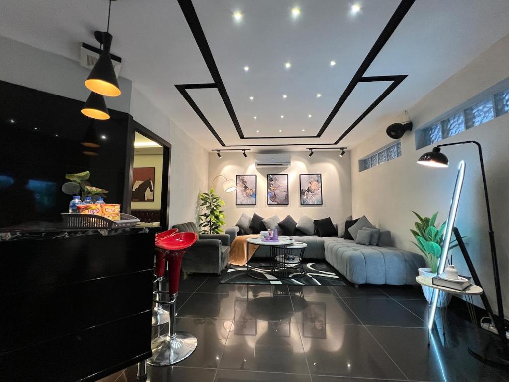 The Noir Niche - F10 - Self Checkin, Islámábád